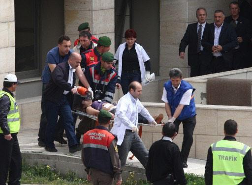 ESKI BAKANLARDAN HIKMET SAMI TURK'E, BILKENT UNIVERSITESI HUKUK FAKULTESI'NDE SALDIRI GIRISIMINDE BULUNAN D.A ETKISIZ HALE GETIRILDI. KUCUK CAPTA BIR PATLAMANIN YASANDIGI OLAYDA, TURK'UN KORUMALARI, SALDIRGANA DERHAL MUDAHALE EDEREK ETKISIZ HALE GETIRDI.