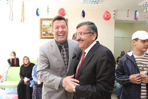 Ancak bu sırada görme bozukluğu olan küçük bir çocuğun, Metin Şentürke Hadi körebe oynayalım diye teklifte bulunması ile birlikte başta sanatçının kendisi olmak üzere salonu dolduran bütün herkesi gülme krizine soktu.