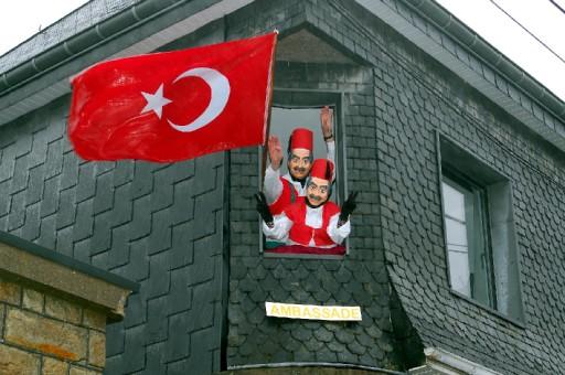 Belçika'daki "Türk Köyü" Faymonville'de düzenlenen karnaval olumsuz hava koşullarına rağmen coşkulu geçti.