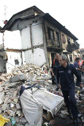 İtalya Viareggio kasabası istasyonunda raydan çıkan, sıvılaştırılmış doğal gaz yüklü iki vagonda meydana gelen patlama sonucu onlarca kişi öldü, ortalık savaş alanına döndü