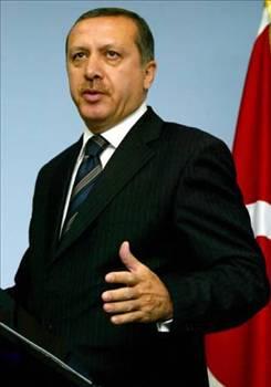 Partinin mevcut genel başkanı ve kurucularından olan Recep Tayyip Erdoğan, AK Parti'nin siyasi yelpazedeki yerini muhafazakâr demokratlık olarak tanımlıyor. Kurucuları ve partinin önde gelen isimlerinden bir bölümü, eski Fazilet Partisi'ne yakın ya da Fazilet Partisi kadrosundan isimlerden oluşuyor. Bu isimler, Fazilet Partisi kapatılınca partinin devam niteliğine sahip olduğu kabul edilen Saadet Partisi'ne katılmadı. Ancak Ak Parti, Fazilet Partisi'nin (veya ilgili siyasi geleneğin) bir uzantısı olarak gösterilmesine şiddetle karşı çıktı.