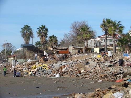 Antalya'nın Manavgat ilçesine bağlı Side beldesindeki yıkımlar hurdacıların yüzünü güldürdü. Kaçak olduğu gerekçesiyle yıkılan yerlerin başından ayrılmayan hurdacılar eski eşya ve demir toplamak için gün boyu nöbet tutuyor.