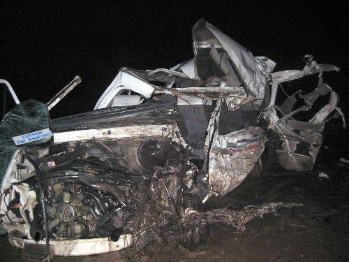 Hatay Kırıkhan'da asker adaylarını taşıyan minibüs kamyonla çarpıştı. Feci kazada 3'ü asker adayı 4 kişi öldü, çoğu ağır 10 yaralı var.