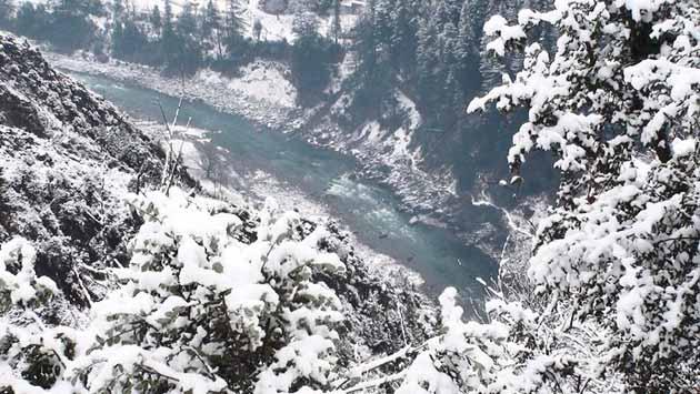 Pakistan: Neelum vadisinden çok karlı bir görüntü.