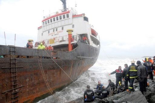Gemi kaptanı Ekrem Akalın ile 4'ü Türk, 4'ü Gürcü, biri de Azeri 10 mürettebat gemiden tahliye edildi. Tahliye edilen mürettebat sağlık kontrolünden geçirilirken, mürettebatın sağlık durumunun iyi olduğu bildirildi.