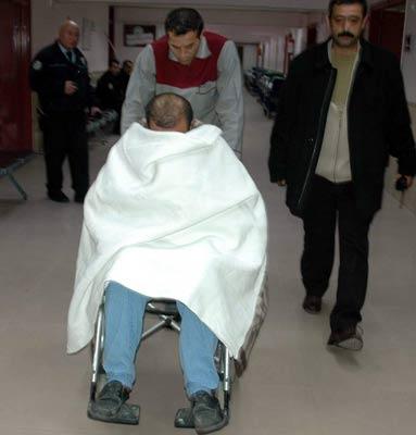 Konya'da aldatıldığından şüphelenerek kıskançlık krizine giren 3 çocuk annesi Lale K. kocası Hacı Mustafa K'yi uyuduğu sırada yatağa bağlayıp 4 yerinden bıçakladı. (Ahmet Ataş/Konya-İHA)