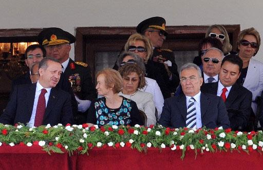 CHP Lideri Deniz Baykal, 30 ağustos Zafer Bayramı kutlamalarında ilginç bir sürpriz yaparak eşi Olcay Baykalla katıldı. Baykal'ın zafer kutlamalarına eşiyle gelmesi bir taktik mi?