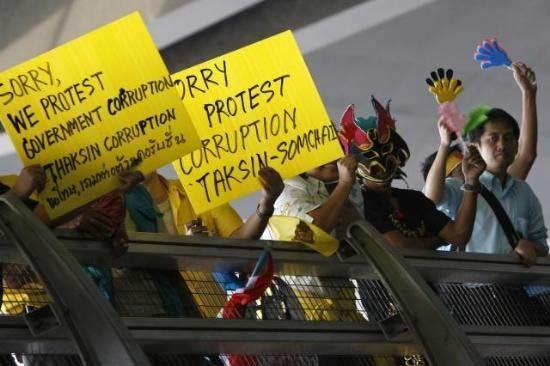 Tayland'ın başkenti Bangkok'ta havaalanını göstericiler işgal etti