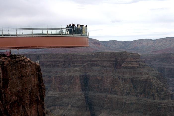 Gökyüzü Yürüyüşü<br><br>
Amerika Arizona'da bulunan Grand Kanyon'da manzarayı daha iyi izleyebilmek için oluşturulmuş bir gökyüzü yürüyüşü mekanı... Kısaca gökyüzü balkonu...