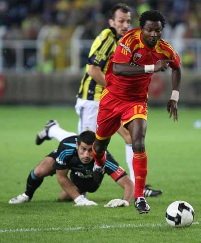 1.78 metre boyunda ve 77 kilogram ağırlığında olan Julius Aghahowa, Shakthar Donetsk, Dinamo Kiev ve Wigan Athletic'de oynadı. Nijeryalı yıldız kariyerinin en parlak dönemini yaklaşık 7 yıl formasını giydiği Shakthar Donetsk'de yaşadı