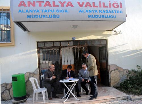 Kaymakamı kapıda, içeri girenleri kontrol ederken gören kurum çalışanları şaşkınlığını gizleyemedi. Bazı personelin, Kaymakam'ın ne yaptığını anlayabilmek için bina dışında bir süre beklediği görülürken, bazılarının da kıyafetlerini düzenleme çabasında oldukları gözlendi. Kaymakam Doğan, kuruma geç gelen personele mesai saatine uyulması ve geç kalmanın alışkanlık haline getirilmemesi konusunda uyarıda bulundu. 15 dakika boyunca geç gelen personeli denetleyen Kaymakam Doğan, daha sonra kurum müdürleri ile görüşerek bilgi aldı. Kaymakam Doğan, vatandaşlarla da görüşerek kurum hakkında şikayetleri olup olmadığını sordu.