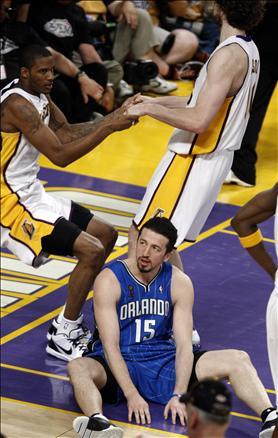 Milli basketbolcumuz Hidayet Türkoğlu'nun 22 sayısı atarak devleştiği, normal süresi 88-88 tamamlanan maçta, Los Angeles Lakers Orlando Magic'i 101-96 yendi.