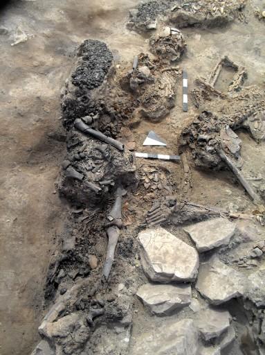 Kütahya'nın Seyitömer beldesi yakınlarındaki höyükte sürdürülen kurtarma kazısında bulunan 6 insan iskeletine ait kafa taslarının içinde şekli bozulmamış beyinler bulundu.