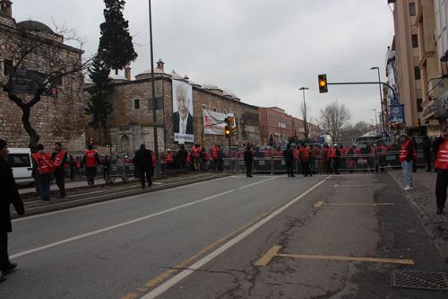 Fefzipaşa Caddesinin Akdeniz Caddesi'yle kesiştiği noktaya kurulan polis barikatına bir de Saadet Parti'li gen&ccedil;lerin "kırmızı yelekliler barakatı" eklendi. Ara&ccedil; olmayınca sarı ışık ise sadece yayalara kontroll&uuml; ge&ccedil;işi ifade ediyor...