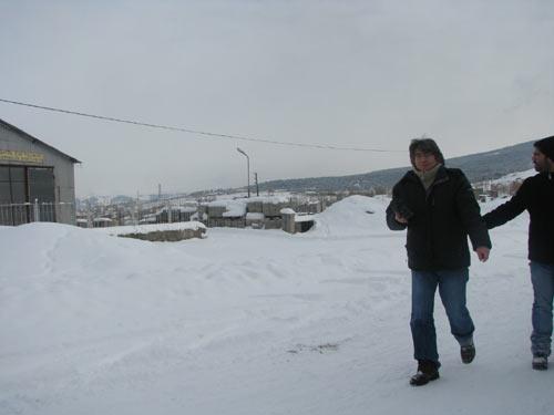 Ama başa gelen çekilir... Mecburen haberi yapacağız... Hoş mis gibi Kars balını, kaz etini, gravyer peynirini lop lop götürürken pek de şikayetçi değildim ama haberciyiz abiler ablalar, ilgi çekmek için o kadar da sızlanalım yani!