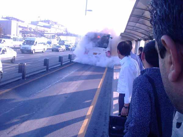 Metrobüs yangını korkuttu Fotoğraf: Mahir Balık