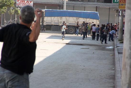 Terörist başı Abdullah Öcalan'ın yakalanışının yıldönümü nedeniyle Doğu ve Güneydoğu illerinde PKK yandaşları kepenk açmadı, açtırmadı. Yapılan eylmelere polis müdahale ederken çocuklar yine ön plandaydı