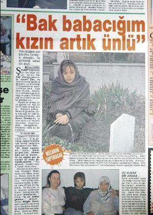 Hatta şöhretinin ilk döneminde bir mezarın başında dua edip, "Babam burada yatıyor" diyerek poz verdi. Şöhret basamaklarını üçer- beşer çıkan Ebru Gündeş, Hafta Sonunda yayımlanan ilk röportajında, Babam burada yatıyor dediği mezarın başında, başı örtülü dua ederken fotoğraf çektirdi. Ve daha 40 günlükken babasını Çorlu yakınlarında geçirdiği bir trafik kazasında kaybettiğini söyledi.