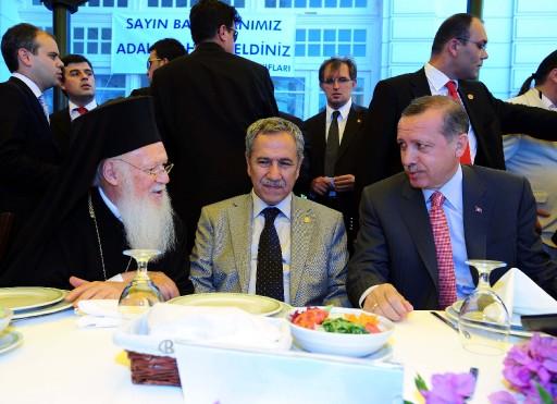 Büyükada'da azınlık cemaatlerin liderleri ile buluşan Başbakan Erdoğan, "Demokratik açılımın mücadelesini, kavgasını veriyoruz, eğer birilerinin ağzına bakacak olsak, bu adımı atmamız mümkün değil'' dedi.
