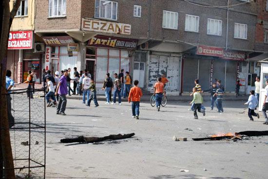 Terörist başı Abdullah Öcalan'ın yakalanışının yıldönümü nedeniyle Doğu ve Güneydoğu illerinde PKK yandaşları kepenk açmadı, açtırmadı. Yapılan eylmelere polis müdahale ederken çocuklar yine ön plandaydı