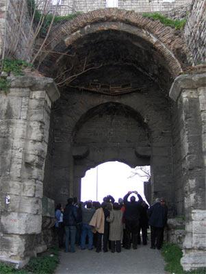 Sadece kapılar konusunda değil surların genelinde bir sıkıntı olduğuna da değinen Yılmaz, "Baktığımız zaman surlar için koruma sağlanmadığını söylemek mümkün, Yedikulekapı'nın üzerinde güzel bir kartal kabartması vardı ancak bu geçtiğimiz sene çalındı. Keşke bunlar korunabilse, Ayakapı'nın üzerindeki Yeniçerilerin remizlerinin kazınmış olduğu taş levha aşınmış durumda ama bunlar müzeye kaldırılmıyor. Koca kentimizde bir Osmanlı Arkeoloji Müzesi olmaması da üzücü bu nedenle bu eserler hızla yok oluyorlar." şeklinde konuştu.