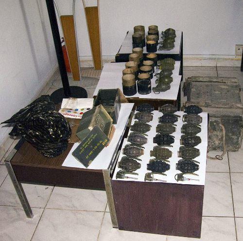 Ergenekon sürecini başlatan el bombalarının görüntüsü ortaya çıktı. 12 Haziran 2007'de Ümraniye'de ele geçitilen bombalar titizlikle kayada geçirilmiş...
