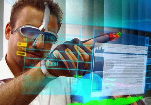 <p><strong><span style="color: #0000ff;">RETİNANIZDA PARLAYAN EKRANDA GAZETE MANŞETLERİNİ OKUYABİLECEKSİNİZ<br /></span></strong><br />Gözünüze bir kontakt lens yerleştiriyorsunuz. Retinanızda parlayan ekranda internete bağlanıyor, günün manşetlerini okuyorsunuz. Bu sırada bir mesaj geliyor: "Şehri saran duvarlarda çatlak tespit edildi. Tamir edilmezse tıpkı geçmişte başka yerlerde olduğu gibi tüm şehir sular altında kalacak."<br /><br />Otomobilinize atlıyorsunuz, telepatik olarak sizi en kısa zamanda ofise götürmesini emrediyorsunuz. Manyetik otomobil anında internete bağlanıyor, GPS ve yoldaki milyarlarca çip trafiği anlık olarak gösteriyor.</p>