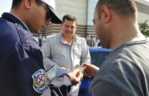 Bu yıl ilki düzenlenen Başkent Rallisi'nde modifiyeli araçlar piste çıkacakken, yarışa katılanları hayrete düşüren bir olay yaşandı. Ralli alanına dalan trafik polisleri, katılan araçlara denetim yaptı, ruhsat istedi