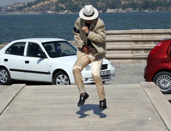 İzmir'de 15 yaşında başlayan Michael Jakson hayranlığı özentiye dönüşen Süleyman Uysal, bugün 29 yaşında olmasına karşın, Michael Jakson gibi şarkı söylüyor, dans ediyor.