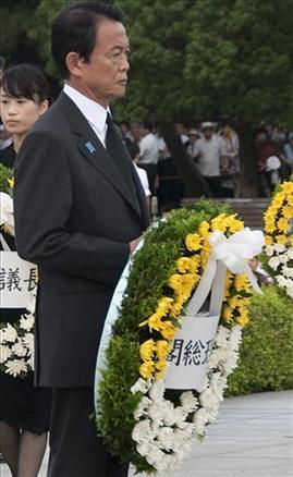 Japonya'nın batısındaki Hiroşima kentinde kurbanların anısına düzenlenen törene, aralarında ABD'nin attığı bombadan kurtulmayı başaranların da bulunduğu, Başbakan Taro Aso ve 60 kadar ülkeden temsilcilerden oluşan yaklaşık 50 bin kişi katıldı.