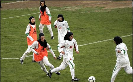 <p><strong>S&uuml;per esnek v&uuml;cutlar:</strong> Harvard &Uuml;niversitesi'nde yapılan bir &ccedil;alışmaya g&ouml;re kadınların sırtları erkeklere g&ouml;re daha g&uuml;&ccedil;l&uuml; ve esnek. İşte bu nedenle hamilelik d&ouml;neminde &ouml;ne doğru yuvarlanmıyorlar.</p>