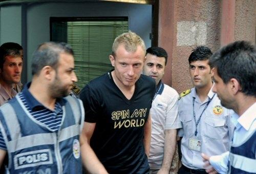 SERDAR KULBİLGE 14 YIL

Gençlerbirliği Kalecisi Serdar Kulbilgenin, nitelikli dolandırıcılık suçundan 4 yıldan 14 yıla kadar hapsi isteniyor. Kulbilge şu maçlardan suçlanıyor:

1- 7 Mart 2011 günü oynanan Gençlerbirliği-Fenerbahçe maçında şike yapılması.

2- 20 Mart 2011 günü oynanan Gençlerbirliği-Trabzonspor maçında teşvik primi verilmesi.