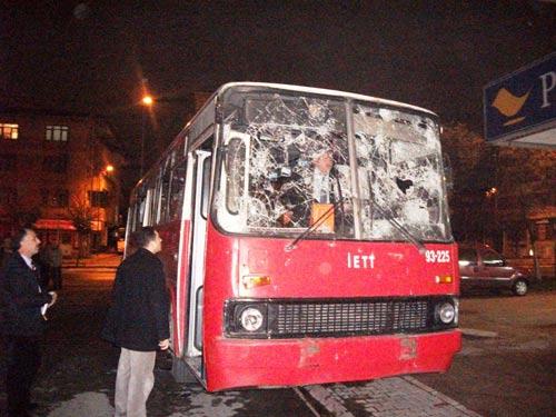 Molotof saldırdıkları otobüsteki 17 yaşındaki Serap'ı yakarak öldüren PKK yandaşları dün akşam da taş yağmuruna tuttukları İETT otobüsünün şoförünü de katledeceklerdi. Hurdaya dönen aracın içi ise dev taşlarla doldu.