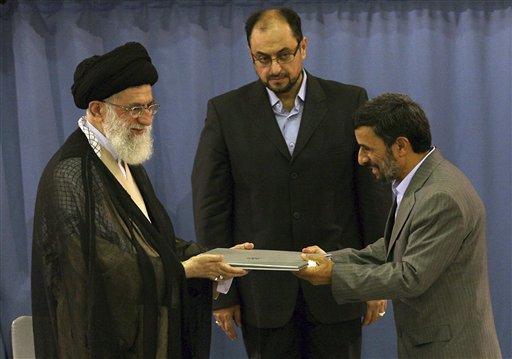 Olaylı seçim sürecinin ardından dün Ayetullah Ali Hamaneyin onayıyla resmen ikinci kez İran Cumhurbaşkanı olan Ahmedinejad, elini öptürmeyen Hamaneyin omuzunu öptü.