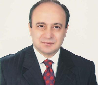 Devlet, halkın kullandığı ilaç parasını bizden istiyor<br>
<br><strong>MEHMET AHMET ÜNLÜ / MEDİKAL VE İLAÇ MESLEK KOMİTESİ: </strong> Son dönemde fiyatlarımızla ilgili birtakım süreçler geçirdik. İlk önce 5 Kasım 2011de Resmi Gazetede yayınlanan SGKnın sağlık uygulama tebliğiyle ürünlerin iskonto oranları yükseltildi. Sağlık Bakanlığı 10 Kasımda ise fiyatları düşürdü. Bakanlar Kurulunun karar alıp uygulamadığı bir kararname var. İlaç fiyatları kararnamesi. Bu bir önceki dönemdeki hükümet zamanında alınmış, fiyatlarda indirim gerektiği zaman uygulanmış. Artış gerektiği zaman yarısı uygulanmış, 1.5 yıldır da uygulanmamış bir kararname. Şu anda aldığımız hammaddelerde ve getirdiğimiz ürünlerde kullandığımız Euro kuru 1.9595. Yunanistanda 10 Euro olan bir ürün, Türkiyede 3.5 Euro.
Bakanlık 1.5-2 yıl önce global bütçe diye bir şeye başladı. Biz bunu sektör olarak kabul etmedik. 14 toplantı sonunda vergiler, bir geceden sabaha kadar müeyyideler listesi yayınlandı. Ve 15inci toplantıda bize dayatılan protokolü imzalayarak global bütçeyi kabul etmiş olduk.
Global bütçe, devletin öngördüğü üniversitelerde yılda uygulayacağı toplam bedel. Hesaplarımıza göre biz bu bütçeyi ne birinci yılda, ne ikinci yılda geçmedik. Ancak bize Bu bütçeyi 1.1 milyon TL geçtiniz. Halkımızın kullandığı ilaçlara ödenen bu bedeli, ilaç sanayi ödesin dendi. Bütçeye listede yer almayan ürünler de ilave edilmiş. Böylece biz bütçeyi aşmışız. Birkaç gün önce bakanlarla toplantı yaptık. Sektörün haklı olduğu kanısına varıldı. Mağduriyetimizi kısmen önlemeye yönelik bir karar çıkacağını umut ediyoruz.
Aile hekimliği uygulaması Türkiyede çok başarılı bir uygulama. Eleştirilecek yönlerinin yanısıra hastanın faydasına olan çok ciddi unsurları da barındırıyor. Ancak aile hekimliğinin getirdiği yaklaşık yüzde 10luk bir reçete artışı var. Burada ilacın ilave yükünü de ilaç sanayi üstlenmiş oluyor.
Bizim sektörel olarak sorunlarımızın nereden nereye geldiğini, belli süreler içerisinde, belli birimler içerisinde o faaliyetlerin ne kadar ilerlediğini, bakanlardan, hükümetlerden, kanun hükmünde kararnamelerden, tebliğlerden neleri sektörlerimiz adına toparladığını, sektörümüz adına ne gibi katma değerler sağlayabildiğimizi, İstanbul Ticaret Odası olarak daha iyi görmemizi ve bu konulara madde madde, sektör sektör yer vermemizi temenni ediyorum.