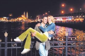 <p><strong>DENİZ PULAŞ - SARP AKKARTAL<br /><br /></strong>Deniz Pulaş bir <span style="border-bottom: #ff0000 3px double; line-height: 1.7; color: #ff0000; cursor: hand; font-weight: bold;">zamanların</span> ünlü mankenlerinden biriydi. Ama bankacı Sarp Akkartal ile <span style="border-bottom: #ff0000 3px double; line-height: 1.7; color: #ff0000; cursor: hand; font-weight: bold;">evlenince</span> mesleğine veda etti. Çiftin bir kızı var.</p>