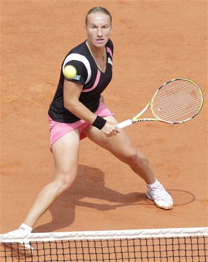 Tek bayanlarda 5 numaralı seribaşı ABD'li Serena Williams, 10 yıl sonra ilk kez 3. turda elenerek hayranlarını şaşırttı. Williams, Slovenyalı Katarina Srebotnik'e 6-4 ve 6-4'lük setlerle 2-0 boyun eğdi.