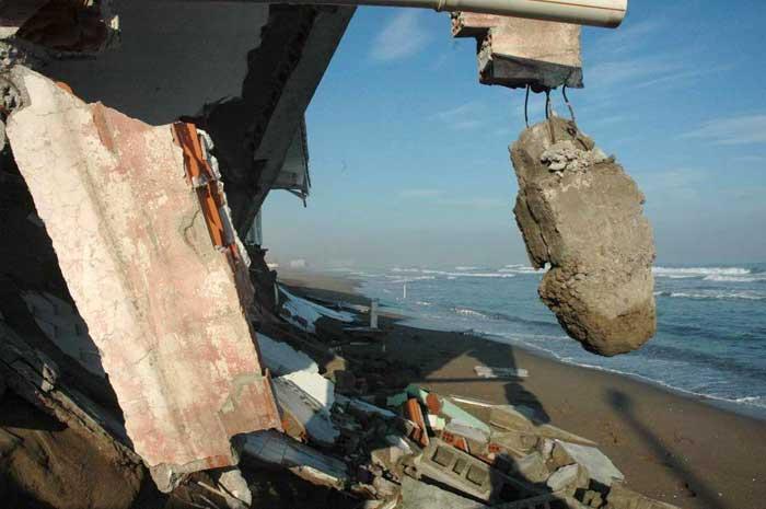 <p><br> Karadeniz'in dev dalgalarının dövdüğü yazlık evlerden 3'ü tamamen sulara gömülürken diğer üçü de kullanılamaz duruma geldi. Yıkılan evler sahilde tsunami görüntüsü oluşturdu.