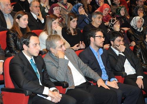 Ömer Lütfü Mete'nin üç kızı ve bir oğlunun da aralarında bulunduğuı aile efradı, hayatını anlatan belgeseli izlerken gözyaşlarını tutamadı...