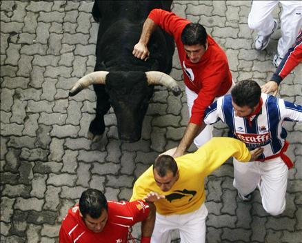 İspanya'da San Fermin festivalinde yine insanlar şenlik yaptığına inandı ama ortaya çıkan manzalar aslında kimin bayram ettiğini gösterir nitelikte.