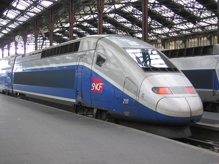 Hızlı tren Bordeaux yakınlarında beklenmedik şekilde hız keserek yavaşladı ve yolcuların ne olduğunu anlamaya çalışan şaşkın bakışları arasında  Gironde Coutras civarında durdu.
