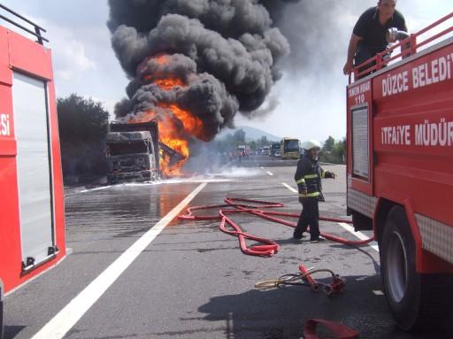 Düzce TEM Otoyolu Gümüşova Yeşilyayla köyü mevkisinde cayır cayır yanan tanker nedeniyle yol bir süre araç trafiğine kapatıldı.