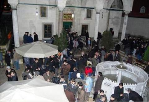 <b>İskenderpaşa:</b> Nurettin Coşanın başa geçmesinden sonra dergâhın siyasi etkinliği azaldı. Ama rahle-i tedrisatından geçen AK Partili dostların hatırına oyları evet.