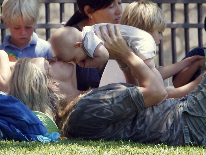 Beverly Hills'in en tanınmış sakinlerinden ünlü müzisyen Rod Stewart'ın manken ve fotomodel eşi Penny Lancaste yeni doğan oğlu Aiden ile Los Angeles parkında yazın tadını ve anneliğin keyfini çıkartırken böyle görüntülendi.
<br><br>
(AA- Abaca)