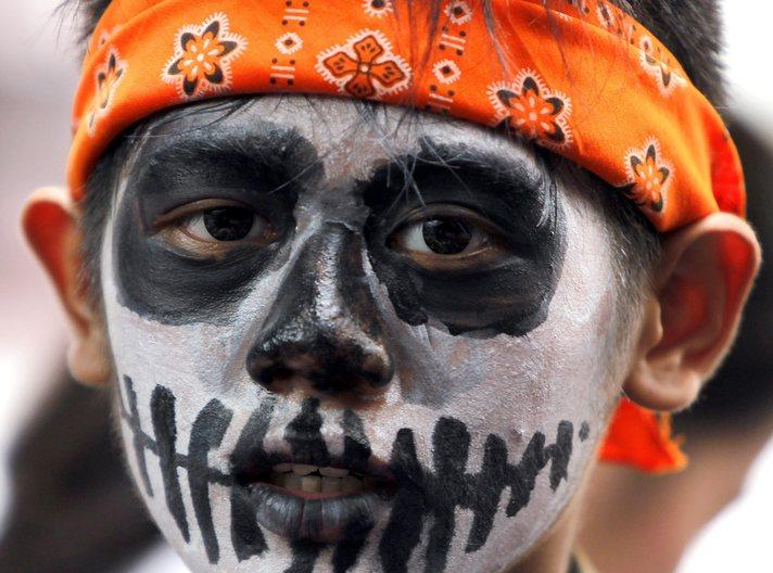 Michael Rush, "Konser &ccedil;ok dramatik. Bununla birlikte Gaga'nın yeniden doğuş hikayesini tekrar g&ouml;rebiliriz. Bundan sonra Lady Gaga &ouml;lene kadar festivaller ve performanslar yapacak." diyor...