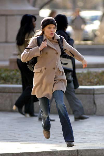 Doğumu nedeniyle çekimlerine yeni başlanan "Tuz", "Salt" adlı filmin setinde görüntülenen Angelina Jolie, neden aksiyon filmlerinin aranan oyuncusu olduğunu bu filminin çekim aşamasındaki perfonmansı ile bir kez daha gözler önüne serdi.