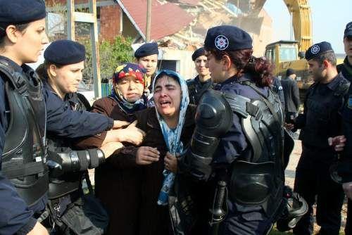 Sultanbeyli'de yaklaşık 50 gecekonduyu yıkmak için gelen yıkım ekipleri ile gecekondu sahipleri arasında kavga çıktı. Yıkım sırasında objektiflere yansıyan kareler insanın kanını dondurdu: