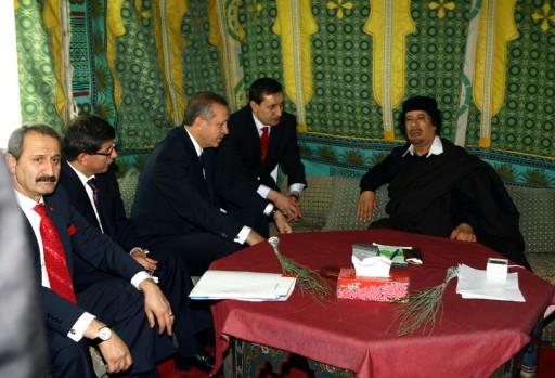 Başbakan Erdoğan ile Libya Lideri Albay Muammer Kaddafi arasındaki görüşme sona erdi. Albay Kaddafi'nin çadırında yapılan görüşme, yaklaşık iki buçuk saat sürdü. Erdoğan'ın ABD'nin bombaladığı binanın defterine düştüğü not dikkat çekti.