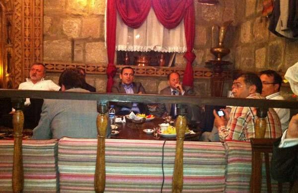 Sağlık Bakanı Recep Akdağ, ulusal basının yöneticilerini seçim bölgesi ve memleketi Erzurum'da ağırladı. Akdağ, gazetecilere şehri bizzat gezdirdi. Gezinin sonu keyifli bir geceyle bitti.
