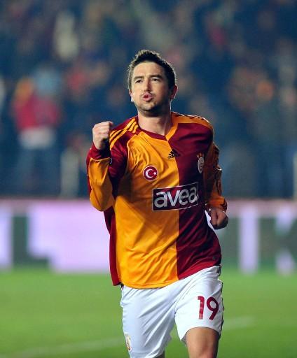 G.Saray-Hambur maçında Ali Sami Yen tartihi günlerinden birini daha yaşarken protokol tribününde ağı isimler vardı.